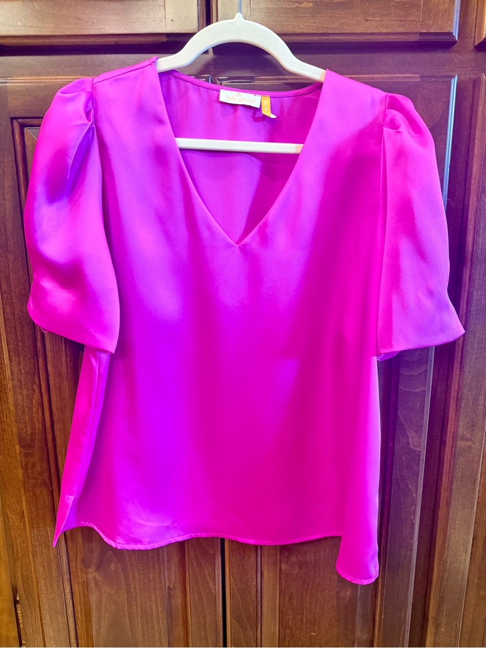 Women's V-Neck Puff Sleeve Top in Fuchsia
